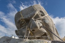 Монтаж монументальной скульптуры Feltépve венгерского мастера Эрвина Эрве-Лорана проходит в Нижнем Новгороде