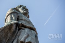 Семиметровая бронзовая фигура Горького создана скульптором В. И. Мухиной, архитектурное решение принадлежит В. В. Лебедеву и П. П. Штеллеру