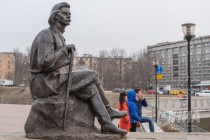 Памятник Максиму Горькому по проекту художника И.П. Шмагун на набережной Федоровского