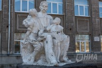 Памятник Максиму Горькому на территории лицея № 36