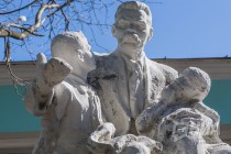 Памятник Максиму Горькому на территории Горьковской детской железной дороги имени М. Горького