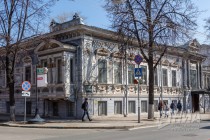 Литературный музей М. Горького расположен в бывшем особняке купчихи Бурмистровой, красивое здание конца XIX века