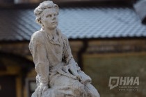 Памятник мальчику Алеше Пешкову (1957 г.) в сквере музея детства А.М. Горького Домик Каширина